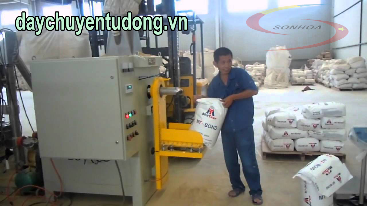 máy cân định lượng đóng bao tinh bột  trong sản xuất thức ăn chăn nuôi