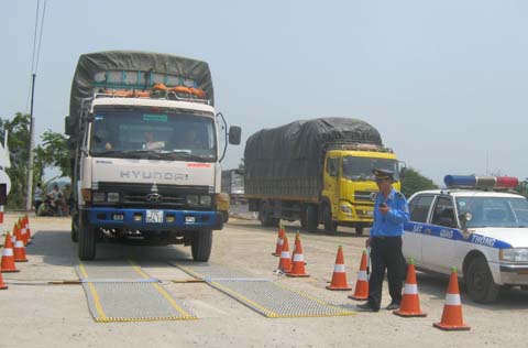 Kiểm tra tải trọng xe trên Quốc lộ 1 đoạn qua tỉnh Phú Yên. 